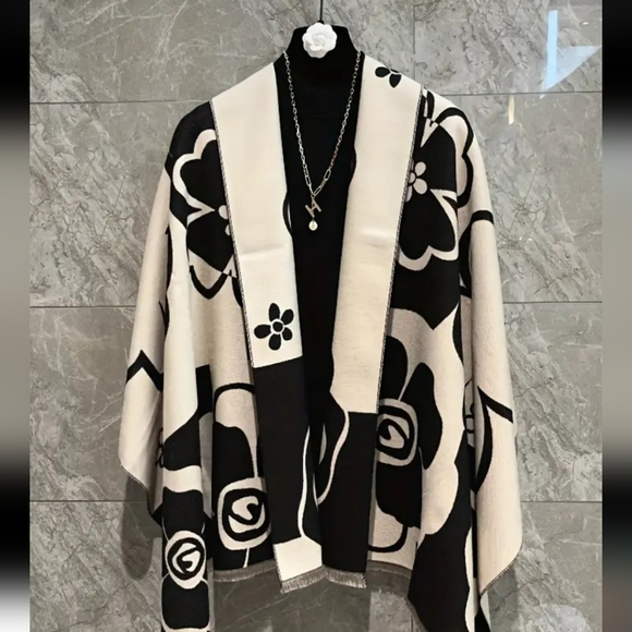 100% Cashmere Black and White Camillia Shawl Scarf Wrap NEW Retail $289 - Picture 1 of 5